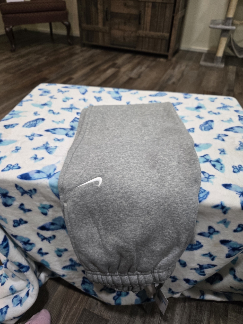 Nike Mens Gray Jogger Sweatpants with White Swoosh
